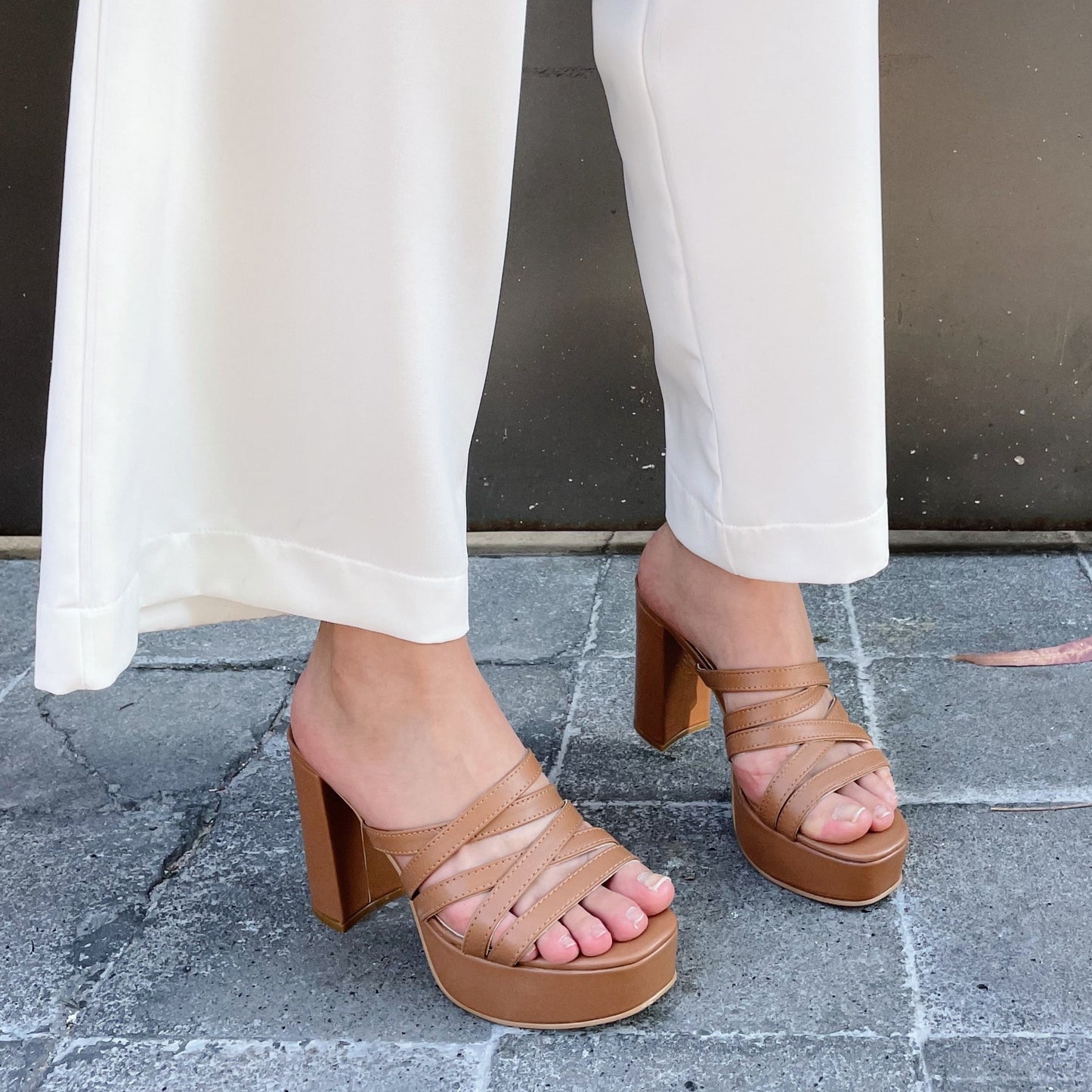 VALERIA CAMEL